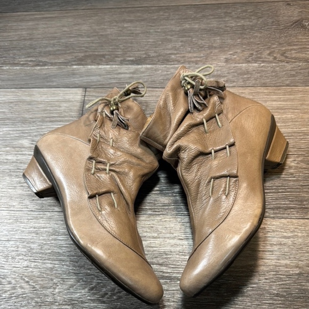 Eric Michael Tan soft Leather Ankle Boots woman’s 8.5 (s30)